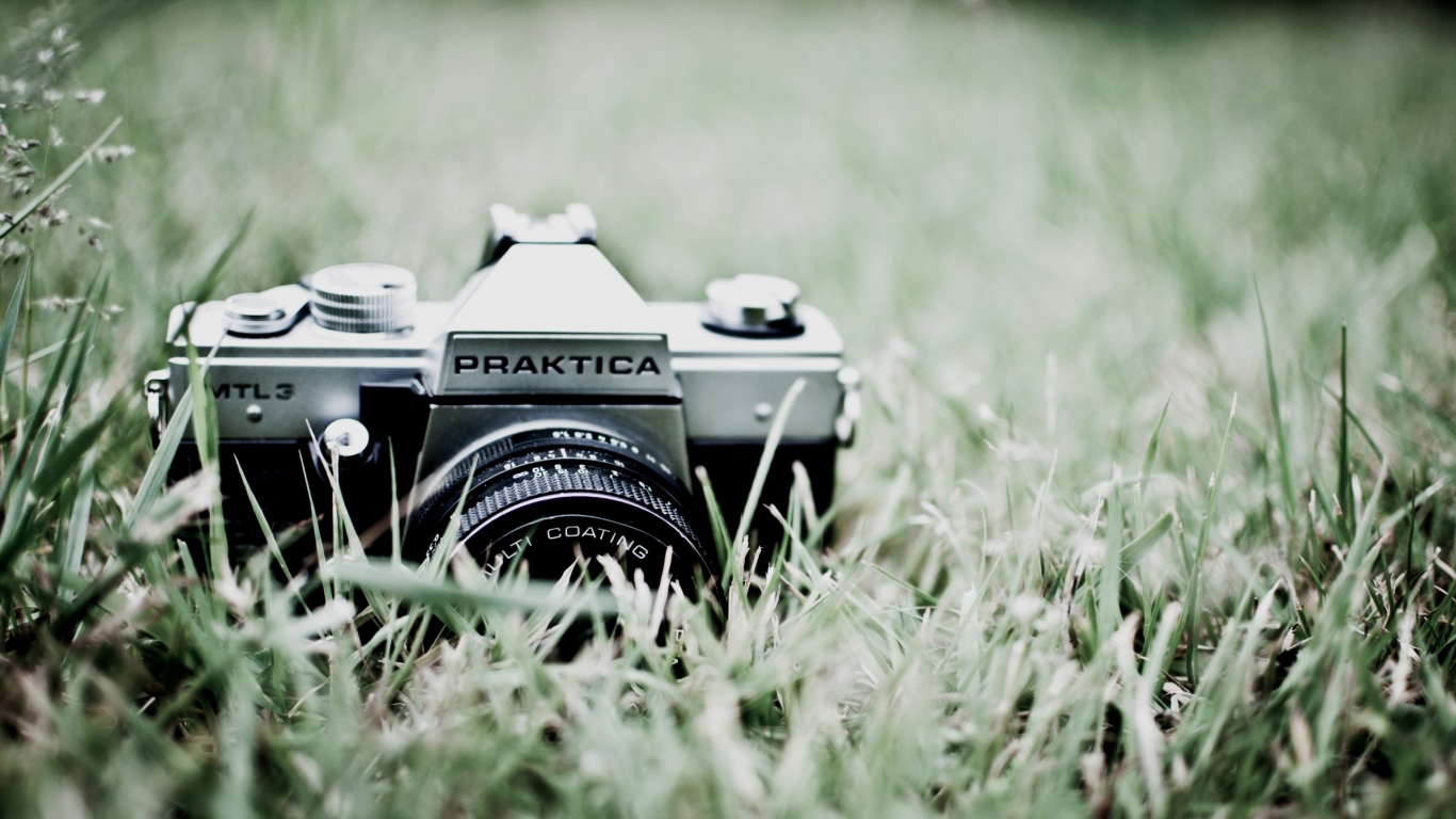 Фотоаппарат Praktica в траве обои