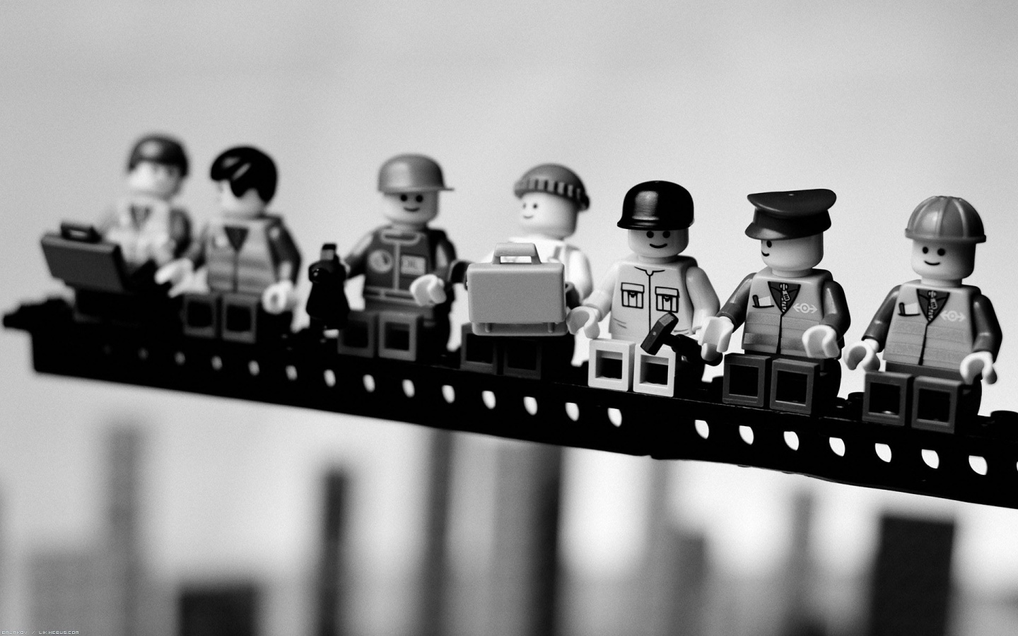 Lego строители обедают на балке обои