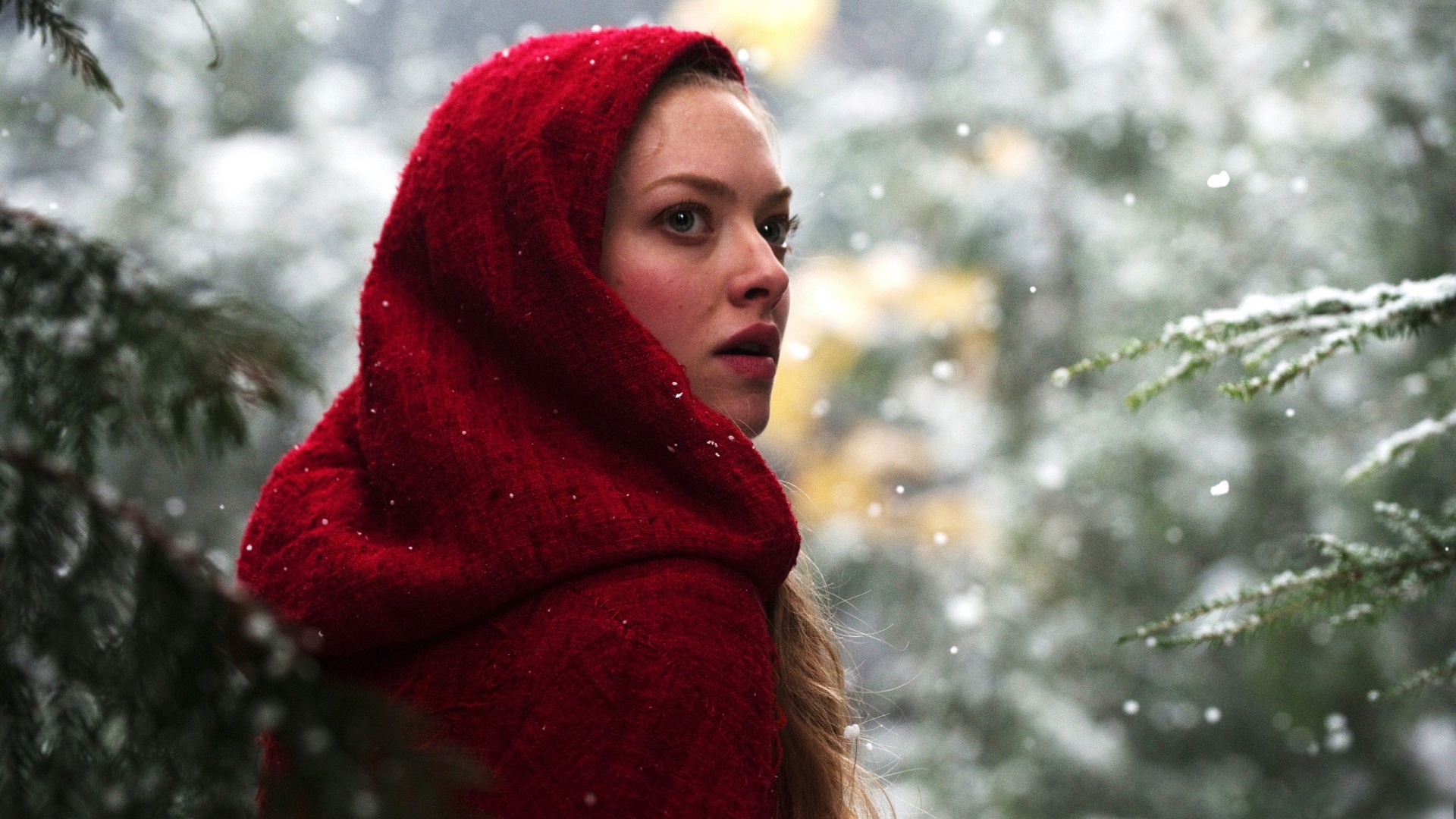 Amanda Seyfried in Red Riding Hood обои