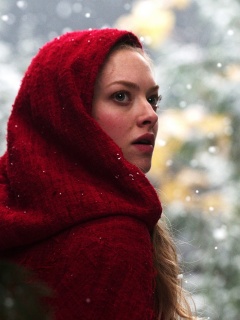 Amanda Seyfried in Red Riding Hood обои