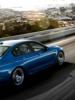 BMW F10 M5 на скоростной автостраде обои