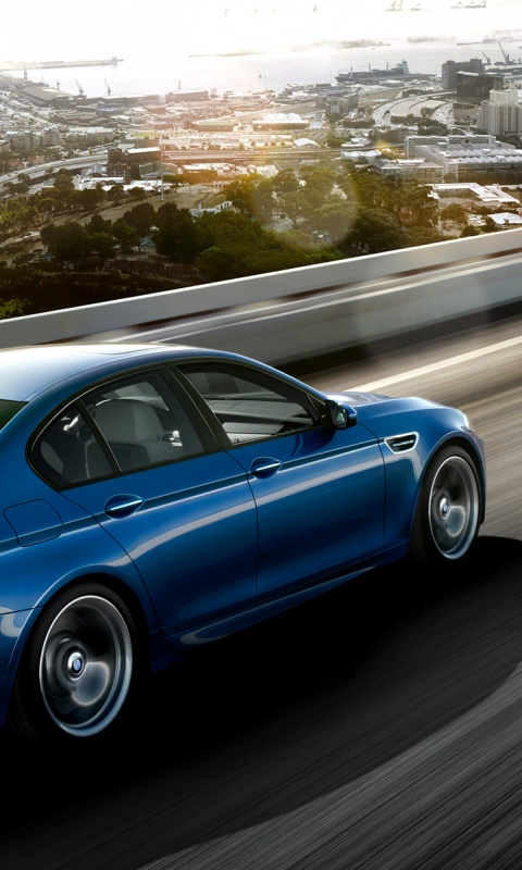 BMW F10 M5 на скоростной автостраде обои