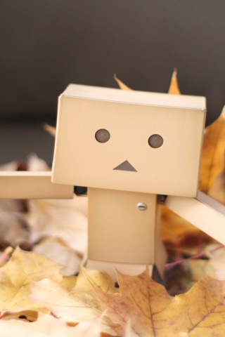  Yotsubato Danbo резвится листьях обои