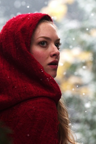 Amanda Seyfried in Red Riding Hood обои