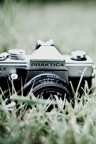 Фотоаппарат Praktica в траве обои