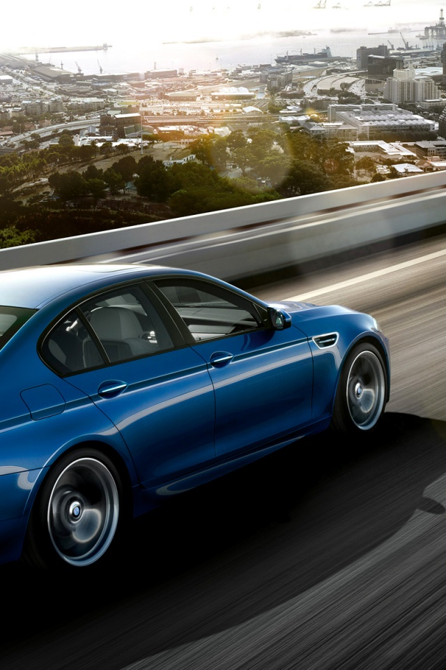 BMW F10 M5 на скоростной автостраде обои