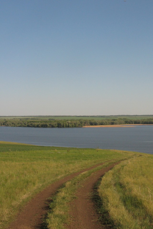 Дорога спускается к воде обои