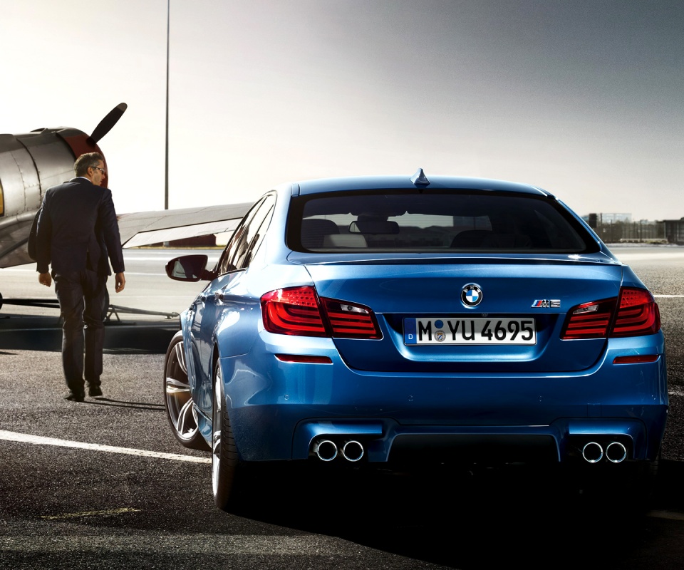 BMW F10 M5 на аэродроме обои