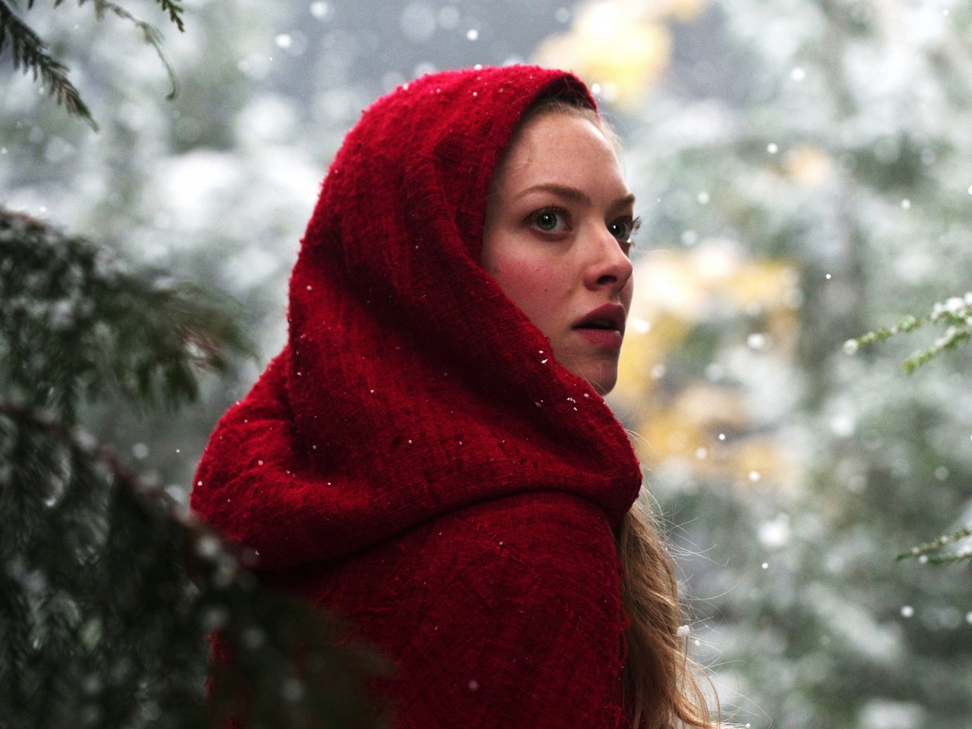 Amanda Seyfried in Red Riding Hood обои