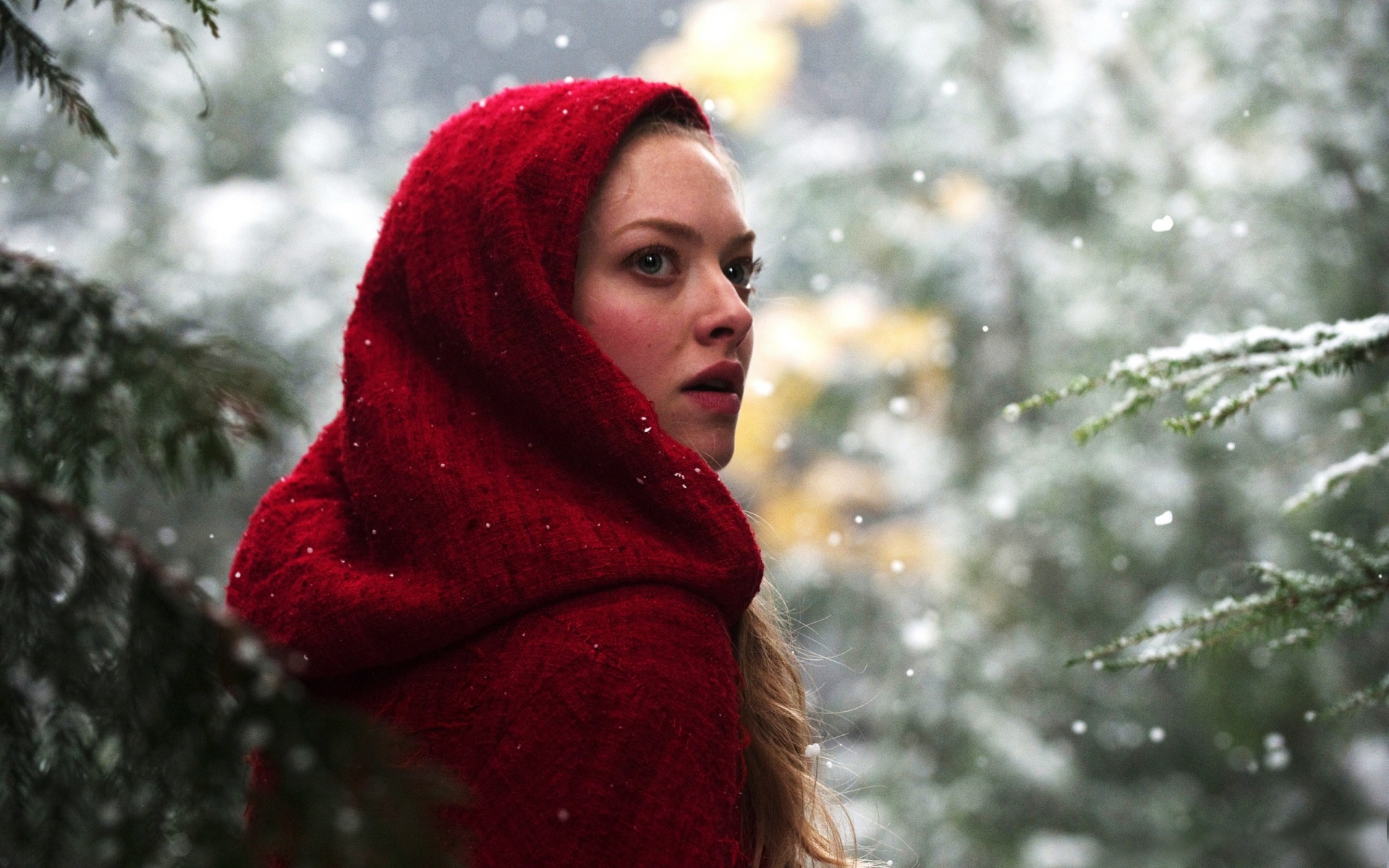 Amanda Seyfried in Red Riding Hood обои