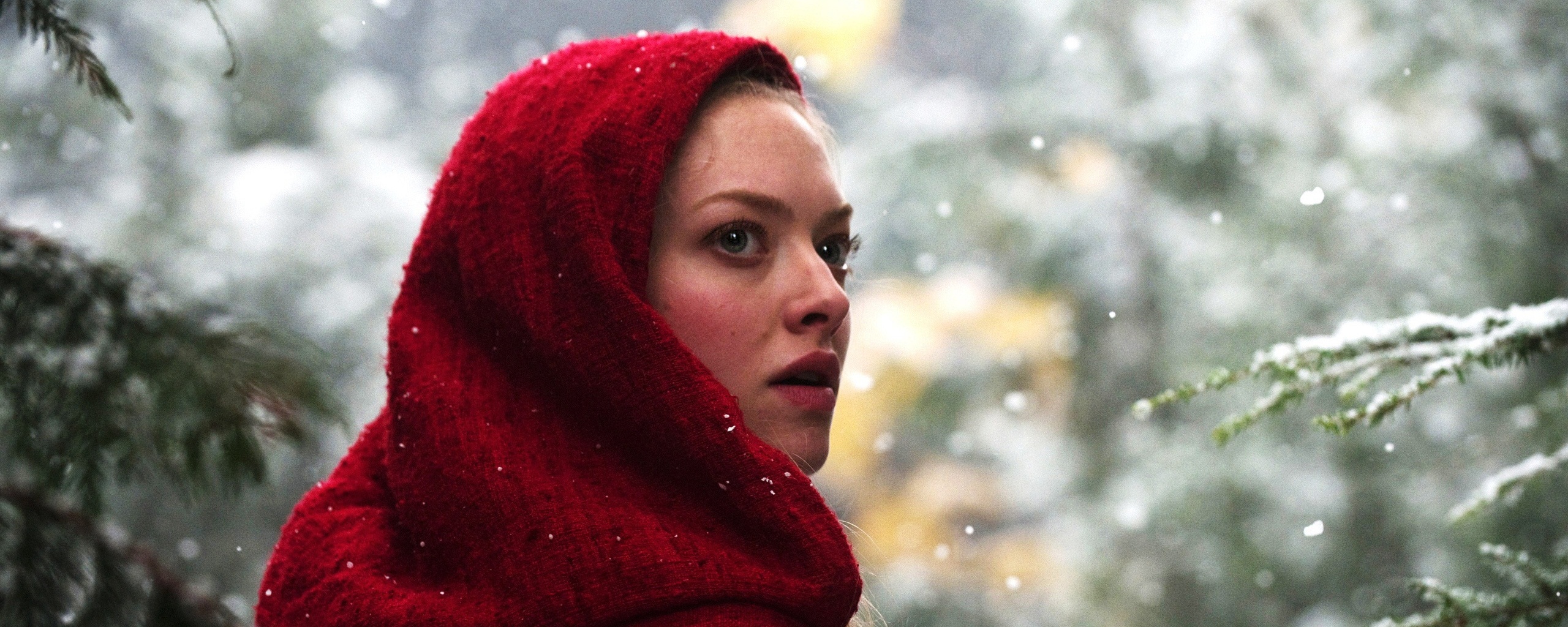 Amanda Seyfried in Red Riding Hood обои