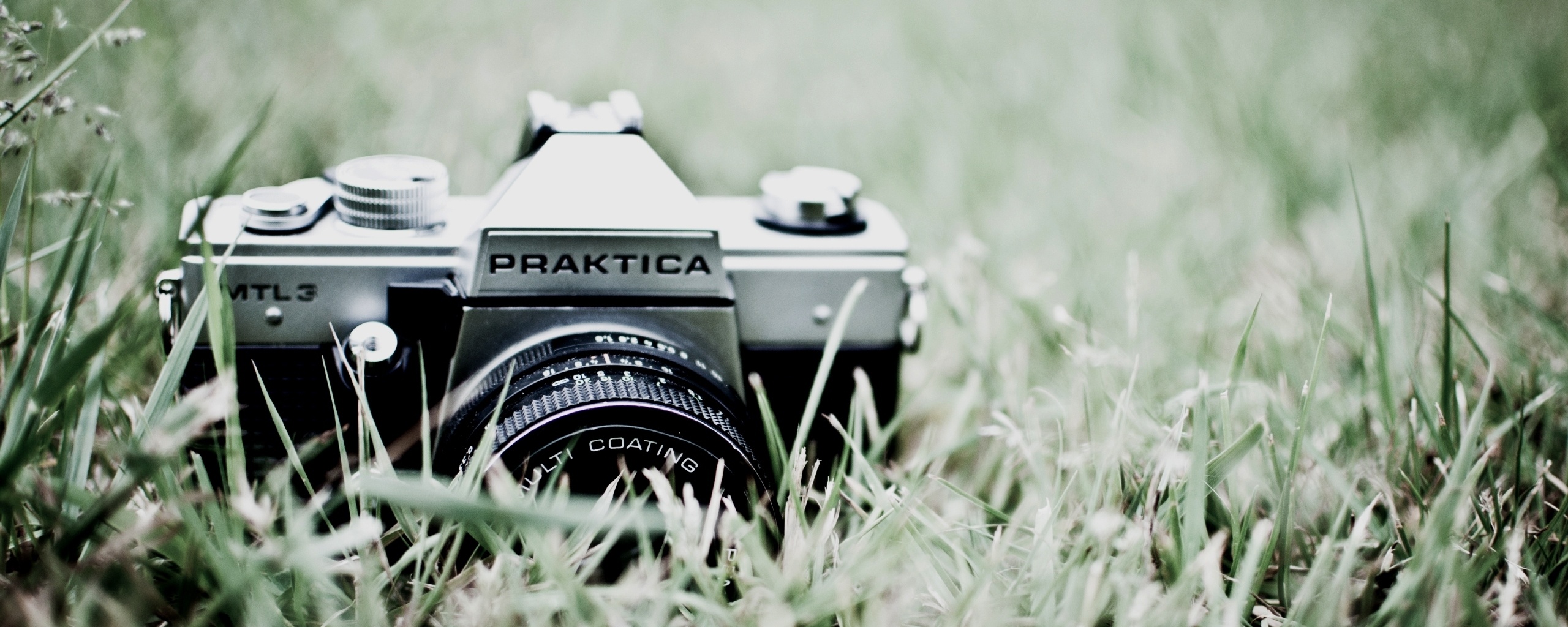 Фотоаппарат Praktica в траве обои