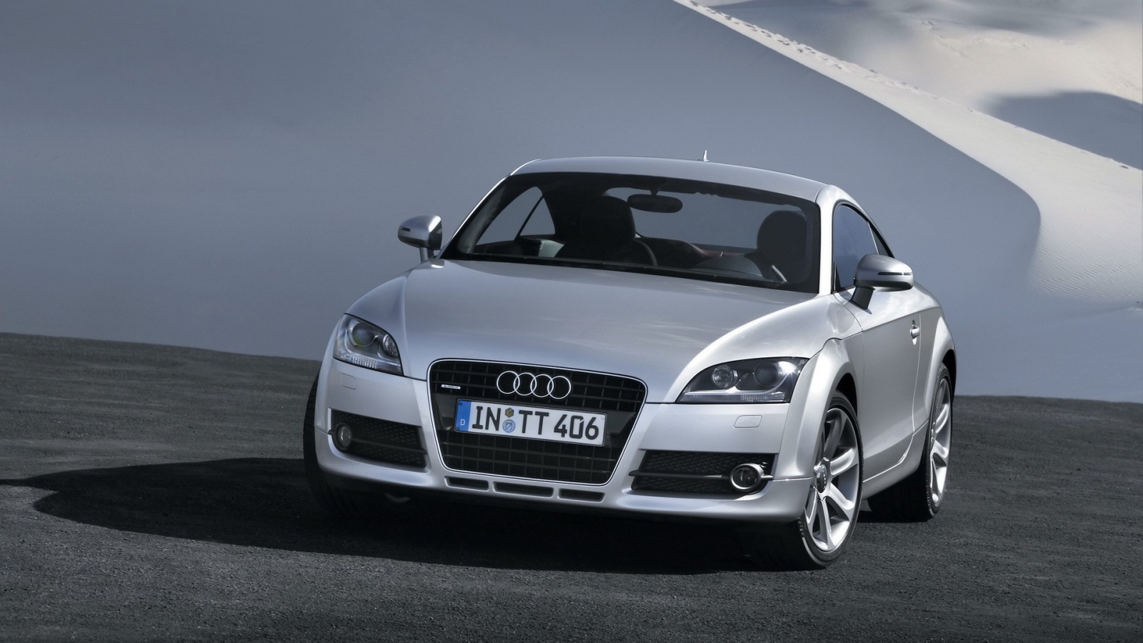 Audi TT на фоне снега обои