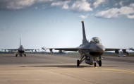 обои Истребители f16 Falcon на взлетной полосе для рабочего стола аэродром истребитель