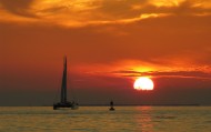 обои Празднование заката для рабочего стола закат море шлюпка яхта