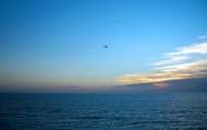 обои Паращий над морем для рабочего стола море небо самолет