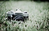 обои Фотоаппарат Praktica в траве для рабочего стола трава фотоаппарат