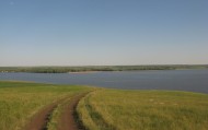 обои Дорога спускается к воде для рабочего стола вода дорога луг небо трава
