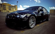обои Красивый черный BMW на парковке для рабочего стола bmw бмв парковка черный