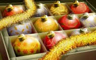 обои Елочные игрушки в коробке для рабочего стола игрушки новый год шар