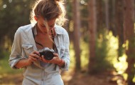 обои Девушка-фотограф для рабочего стола девушка лес фотоаппарат фотограф