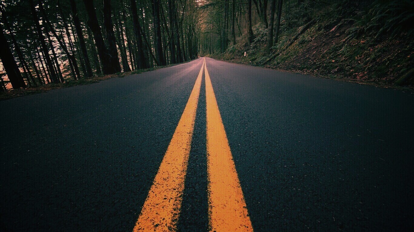 Большая проезжая дорога. Дорога с желтой полосой. Асфальт. Фон дорога. Дорога асфальт.