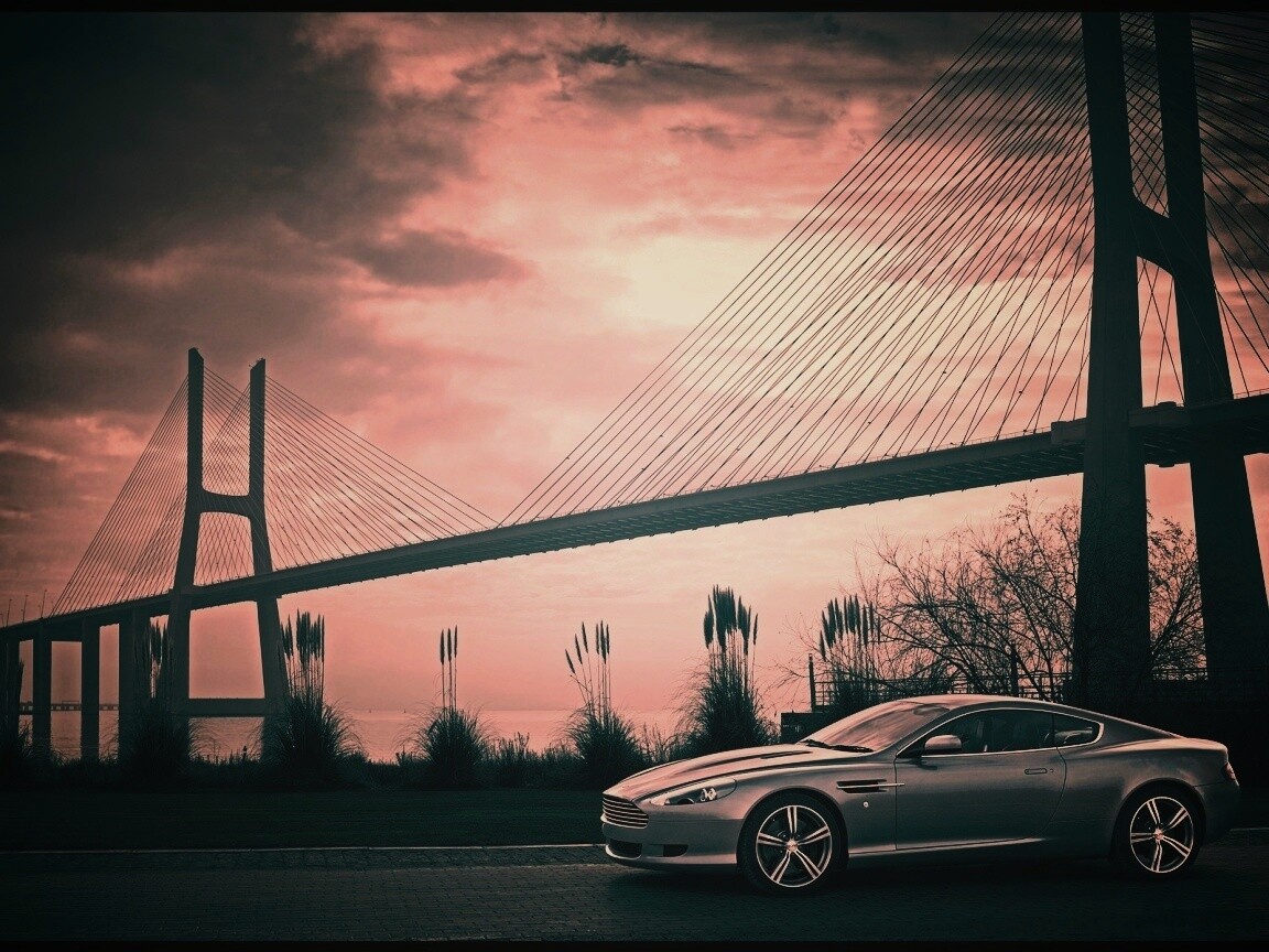 Aston Martin на фоне моста обои