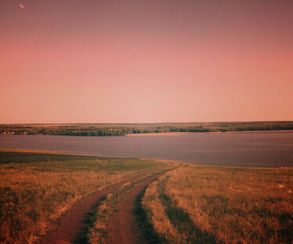 Дорога спускается к воде обои