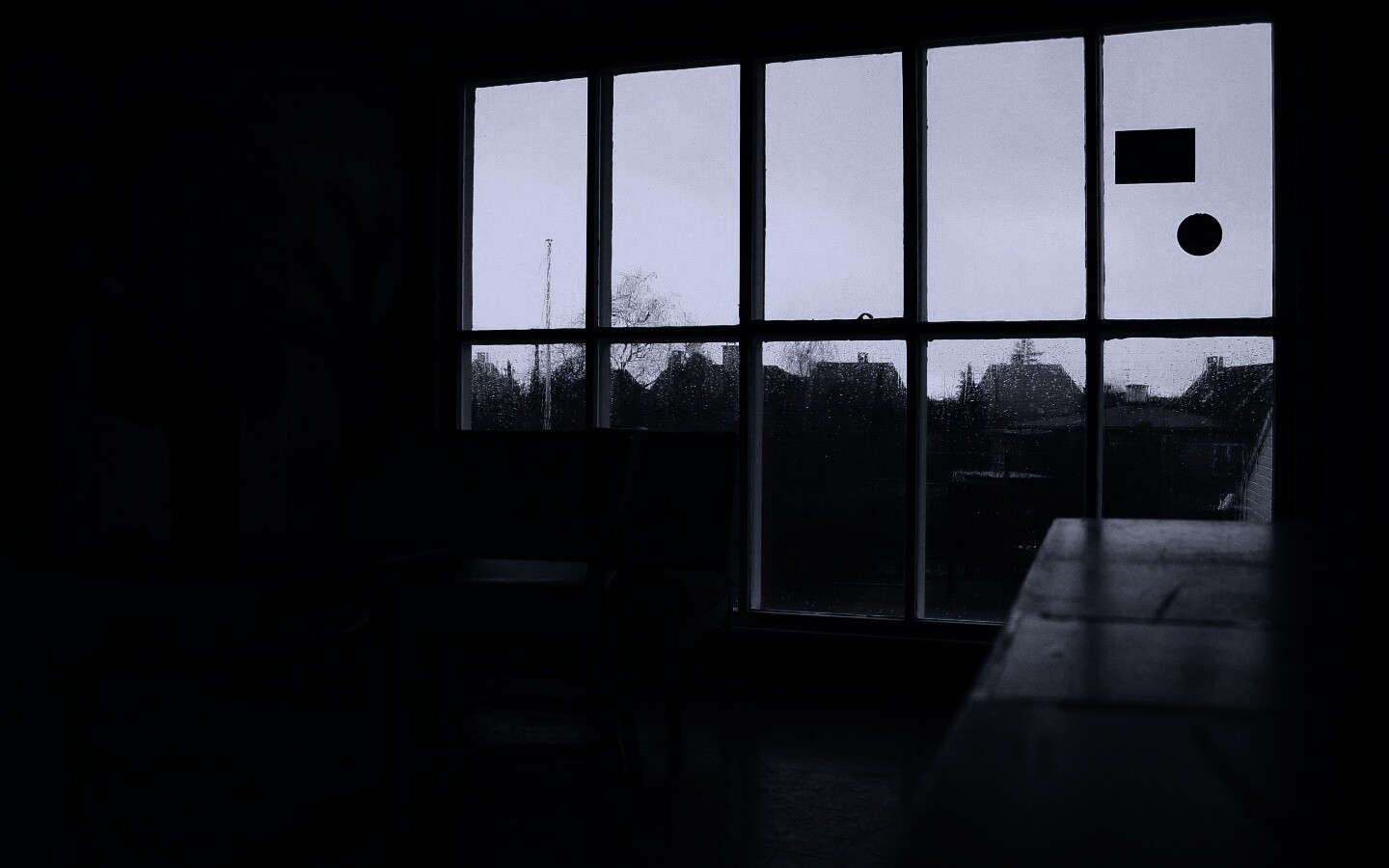 Тёмная комната и дождь за окном обои