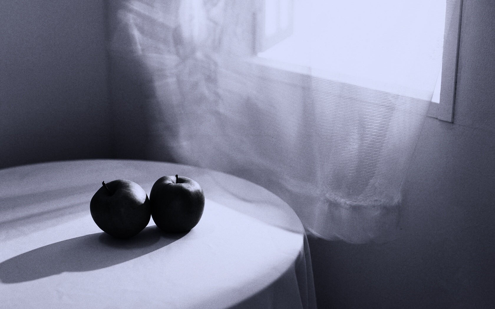 Яблоки на столе перед окном обои