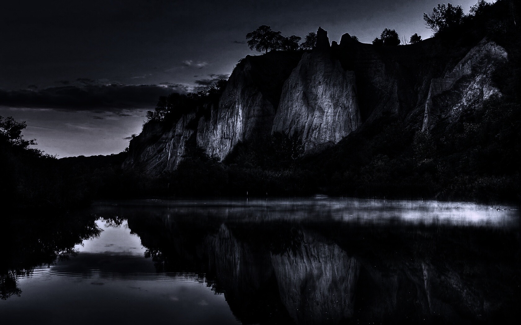 Красивый темный экран. Темные обои. Озеро темного цвета. Темная скала обои. Обои на планшет темные природа.