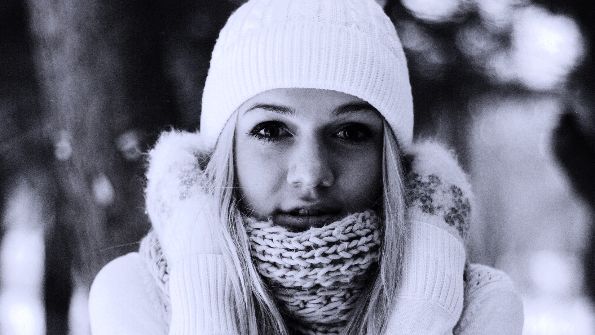 Девушка в белом в снежном лесу обои