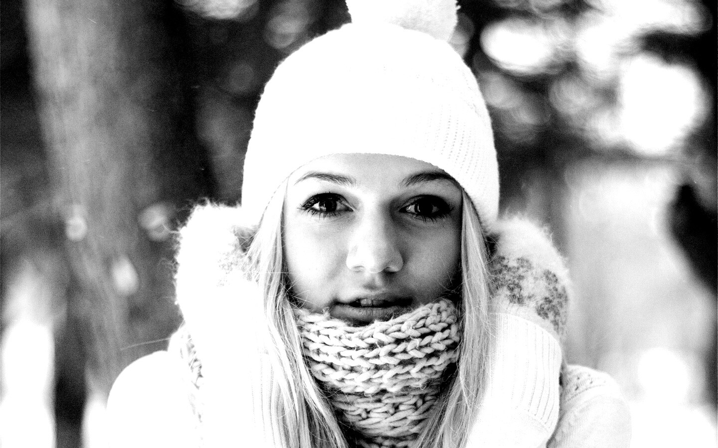 Девушка в белом в снежном лесу обои