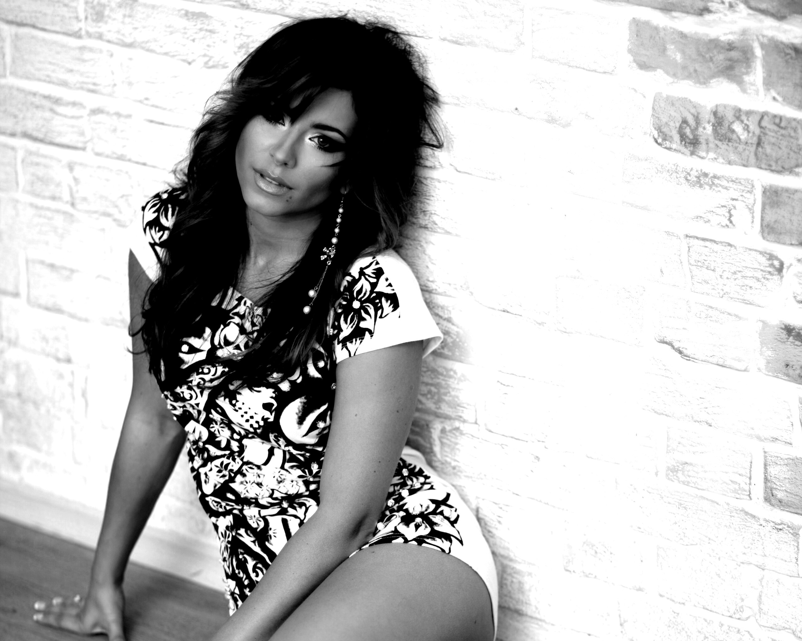 Ани Лорак на полу обои