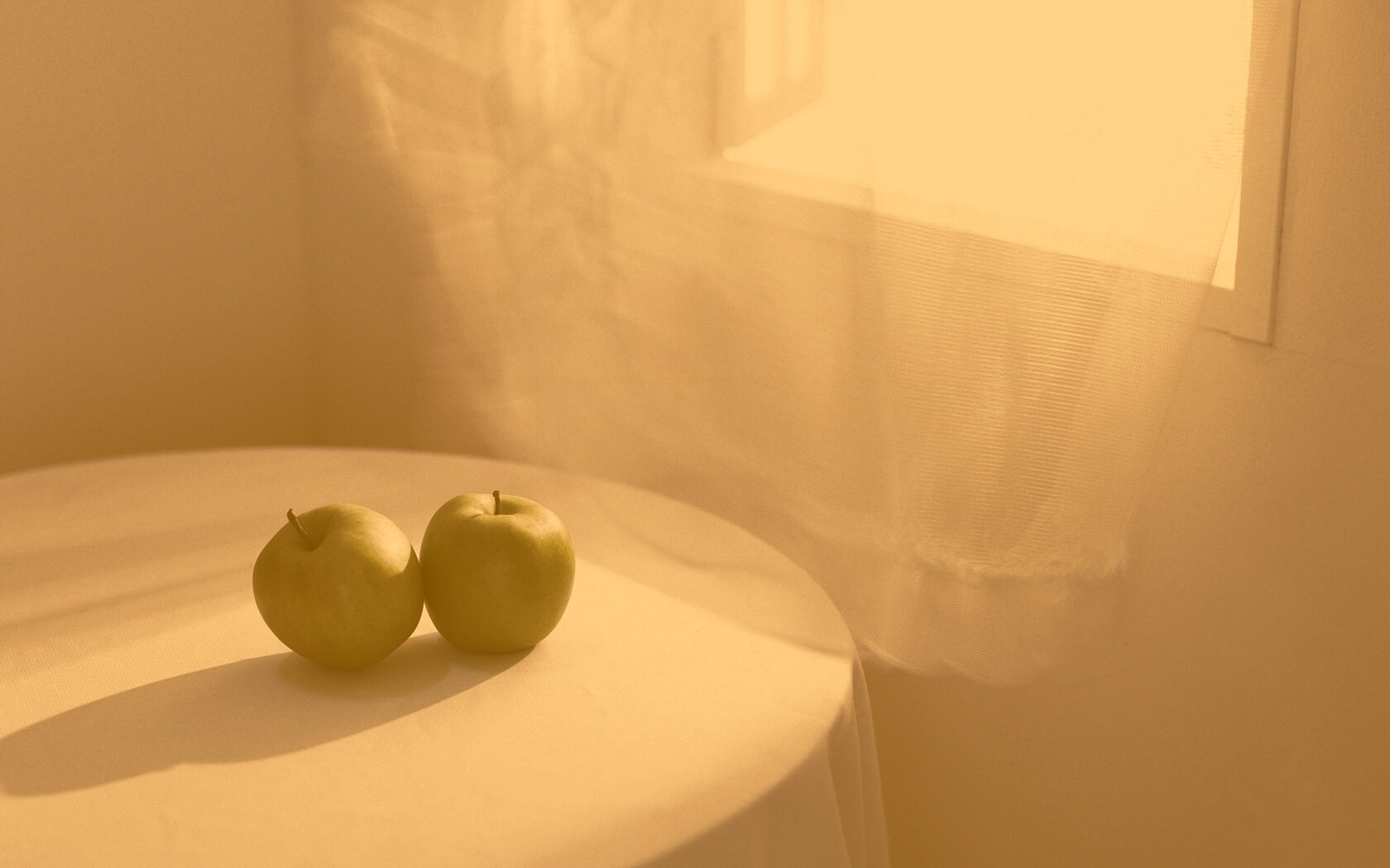 Яблоки на столе перед окном обои