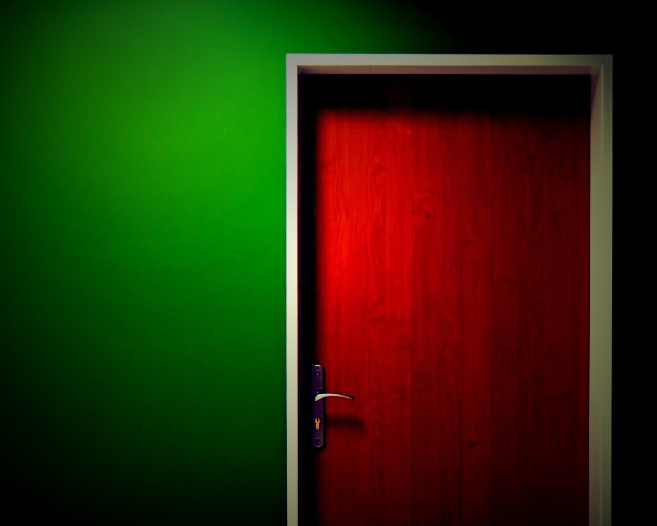 Дверь в стене обои
