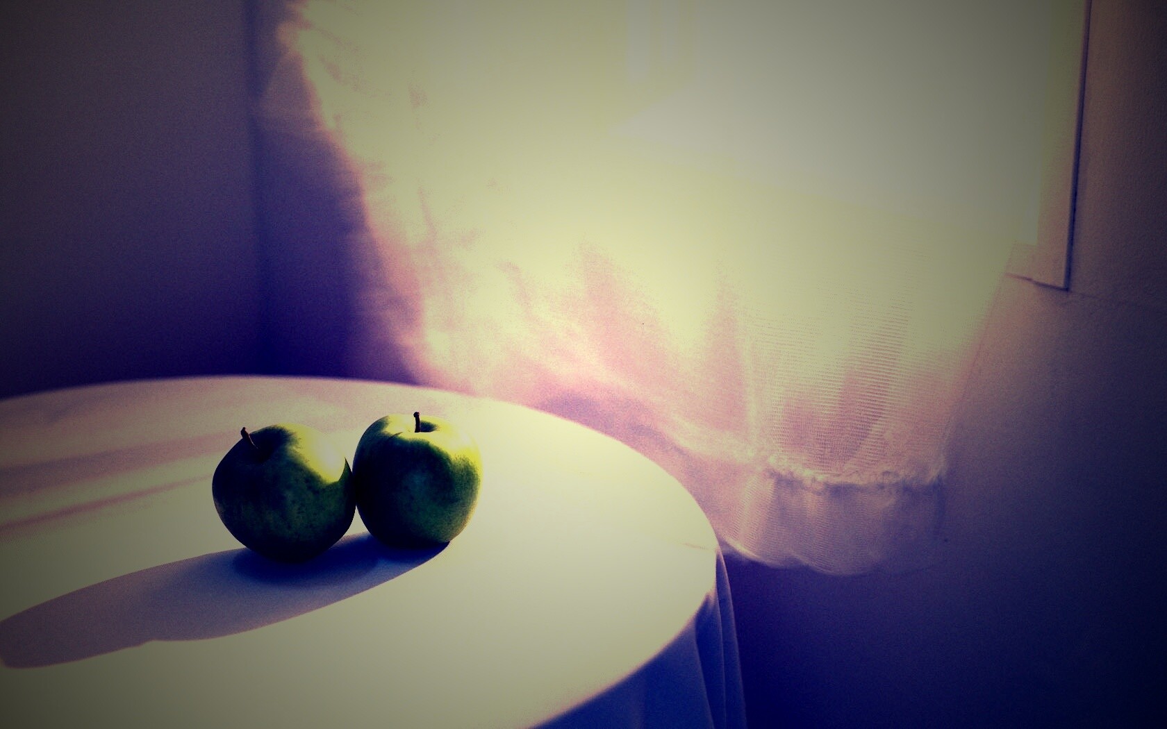 Яблоки на столе перед окном обои
