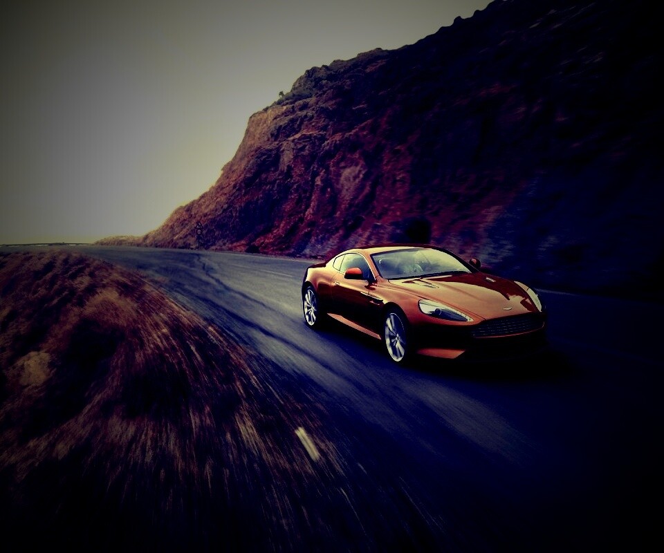 Aston Martin в горах обои