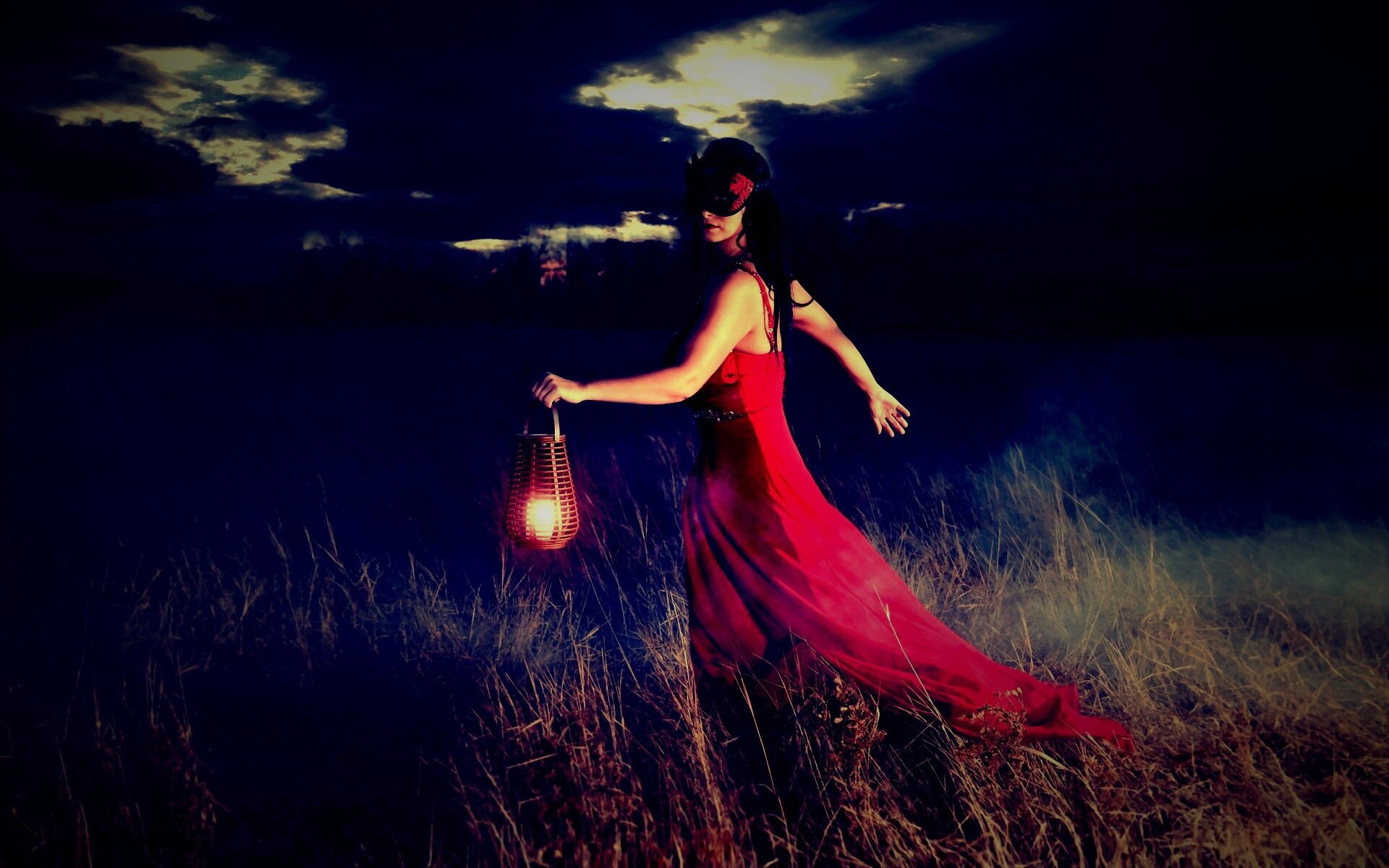 Девушка со свечей обои