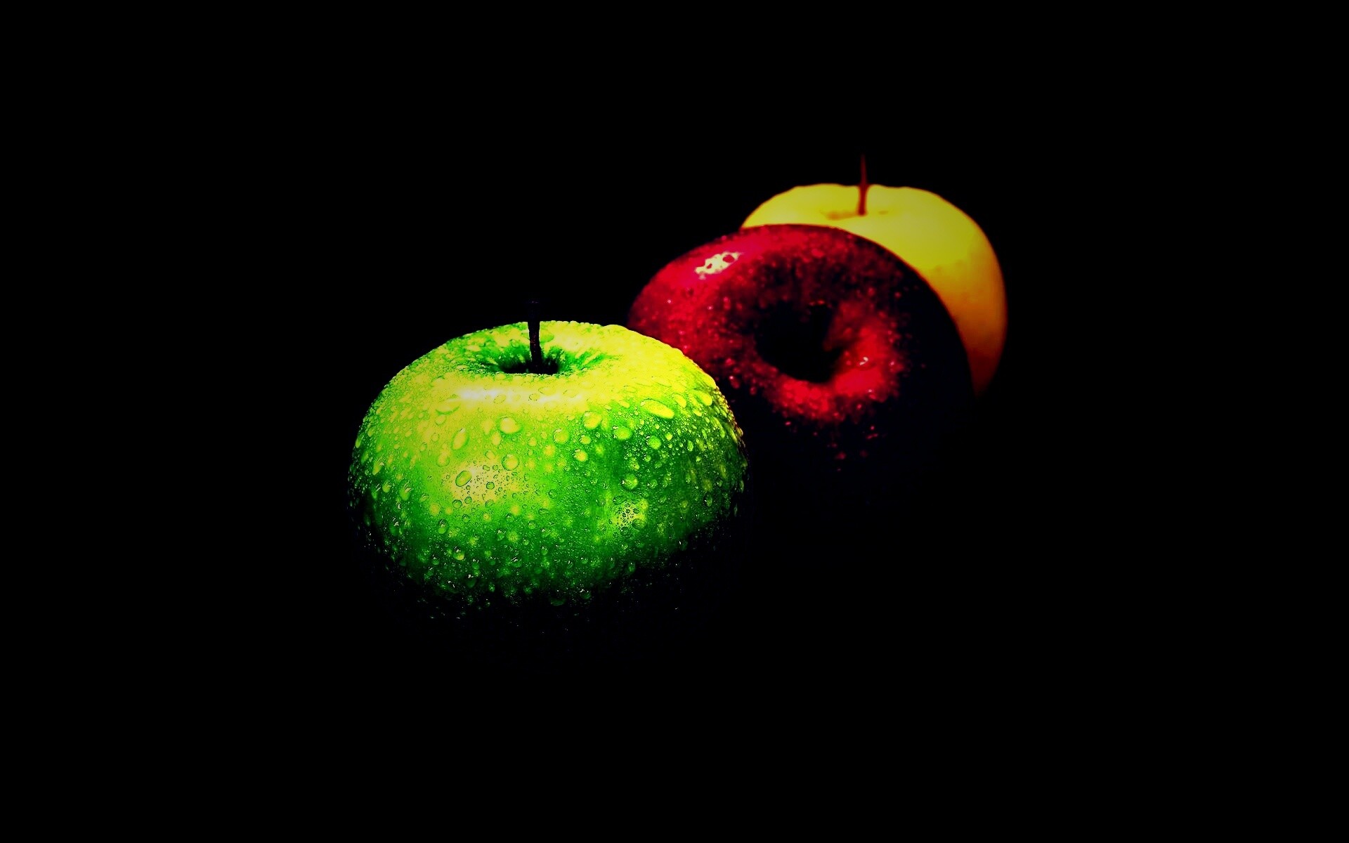 Яблоко на черном фоне. Яблоко на темном фоне. Яблоки фон. Зеленое яблоко на черном фоне.