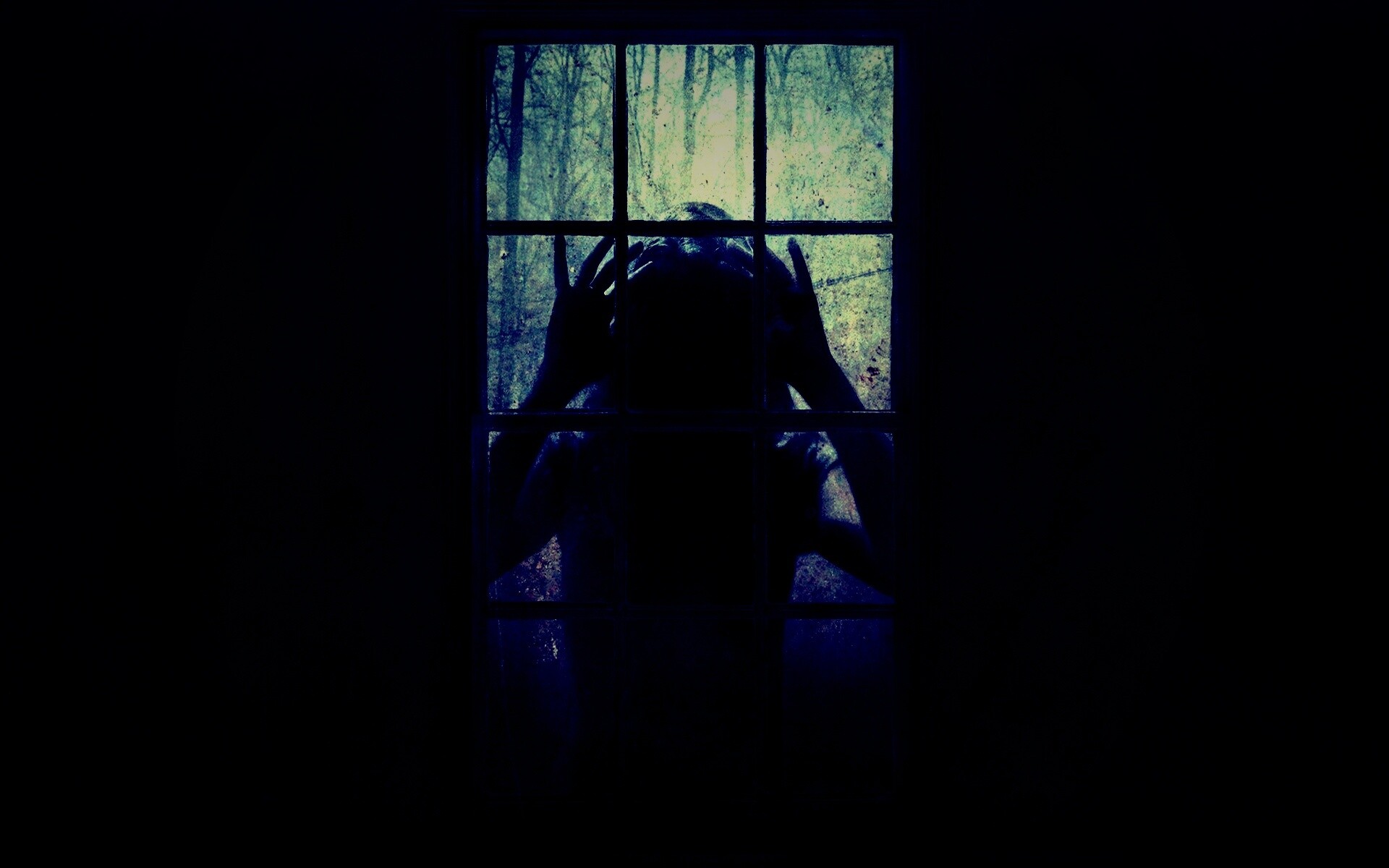 Страшная девоча в окне обои
