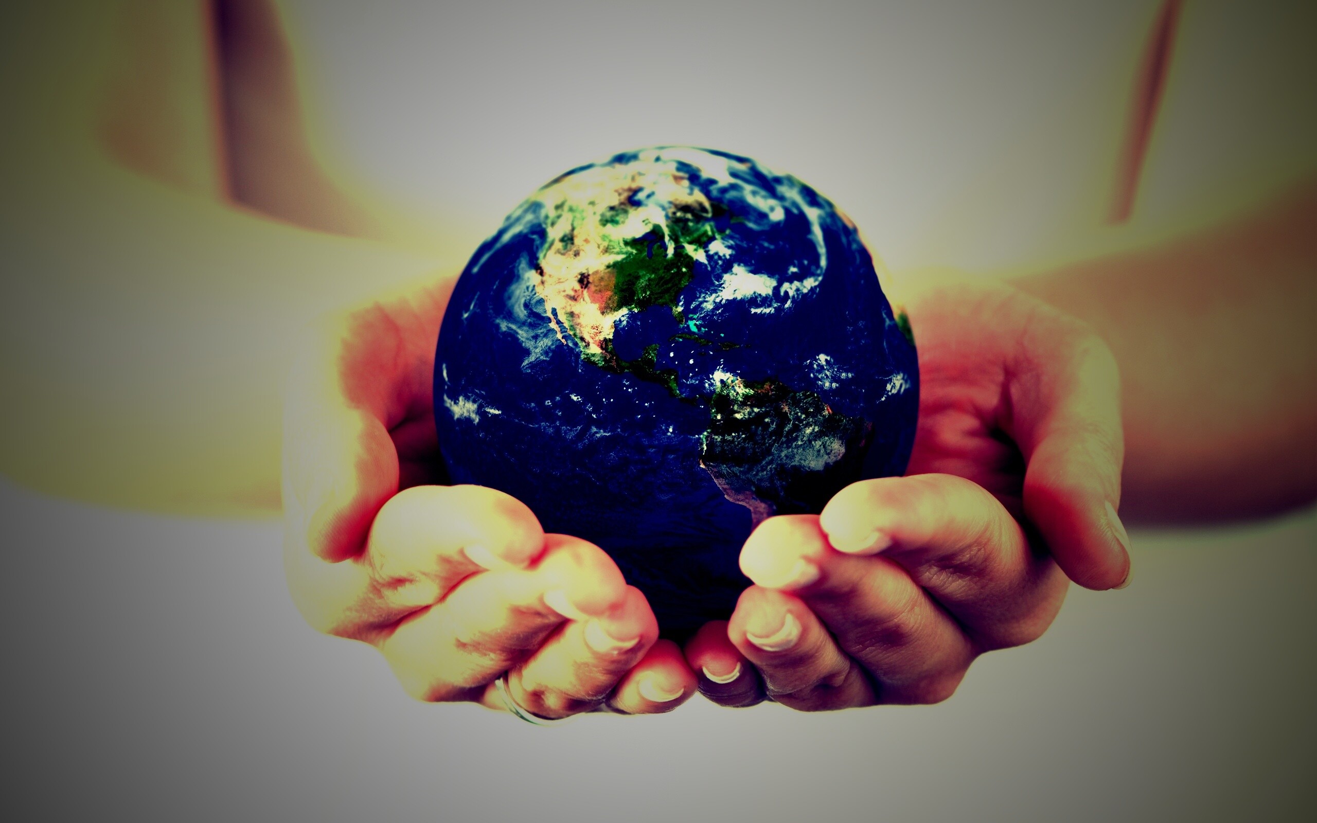Забота о земле. Планета в твоих руках. Картинки о мире. Земля в твоих руках. Весь мир в руках.