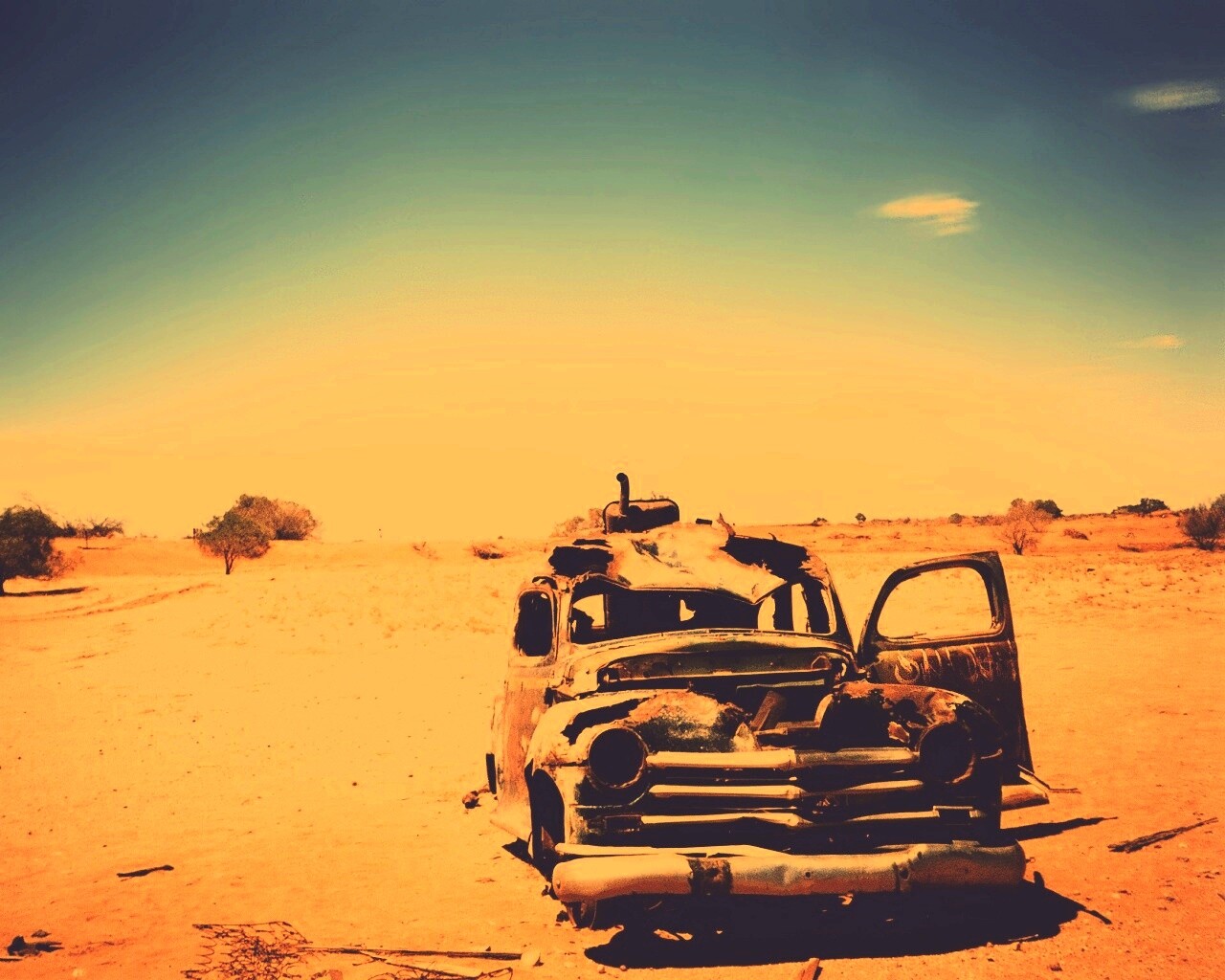 Брошенная в пустыне машина обои