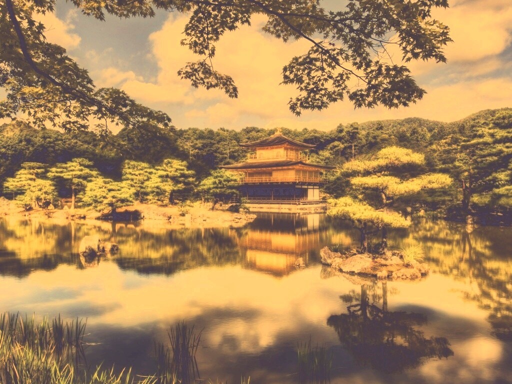 Японский домик на берегу озера обои