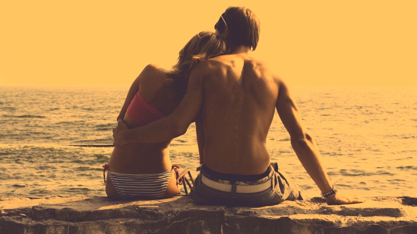 Девушка и парень у моря обои
