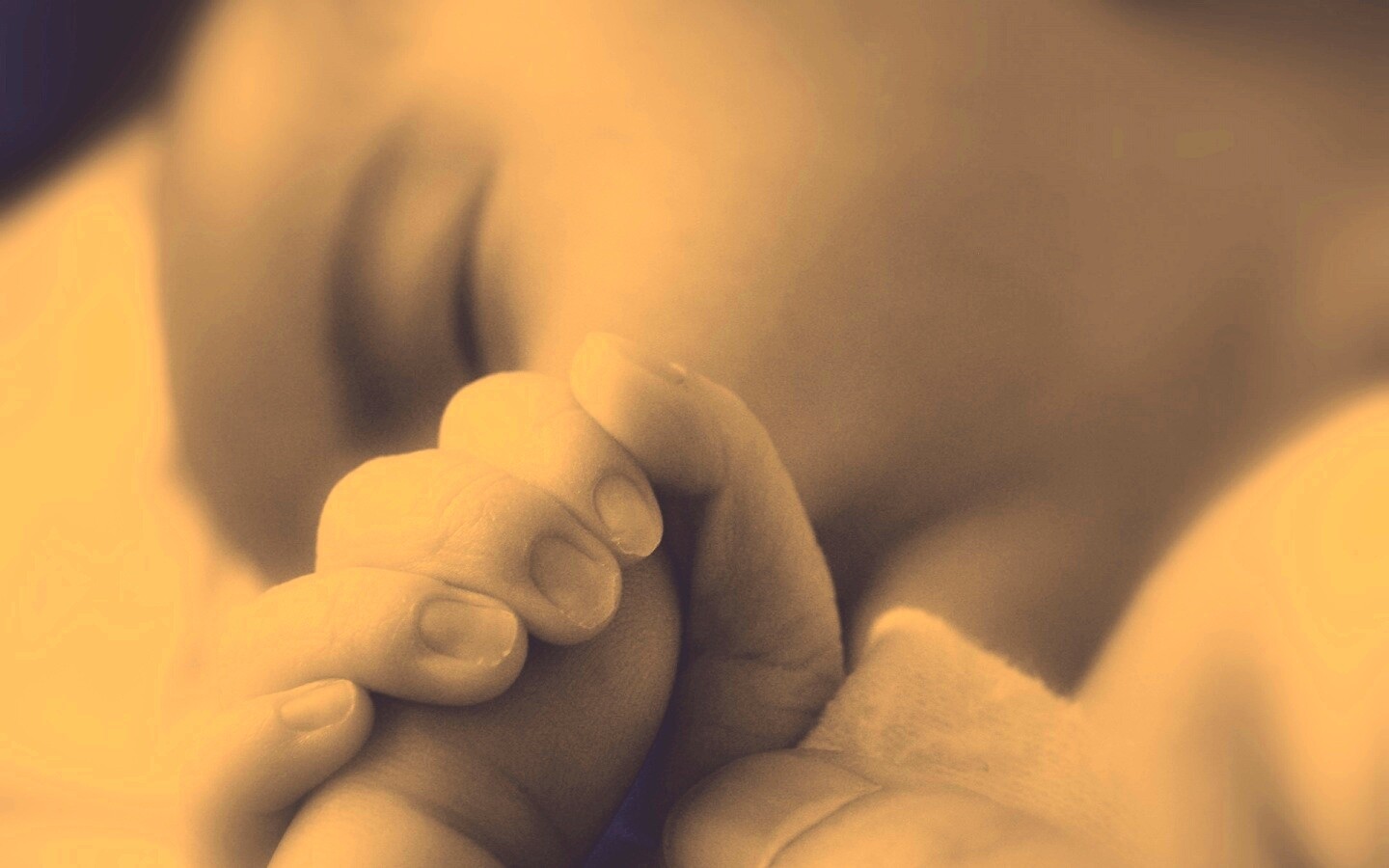 Младенец держит палец обои