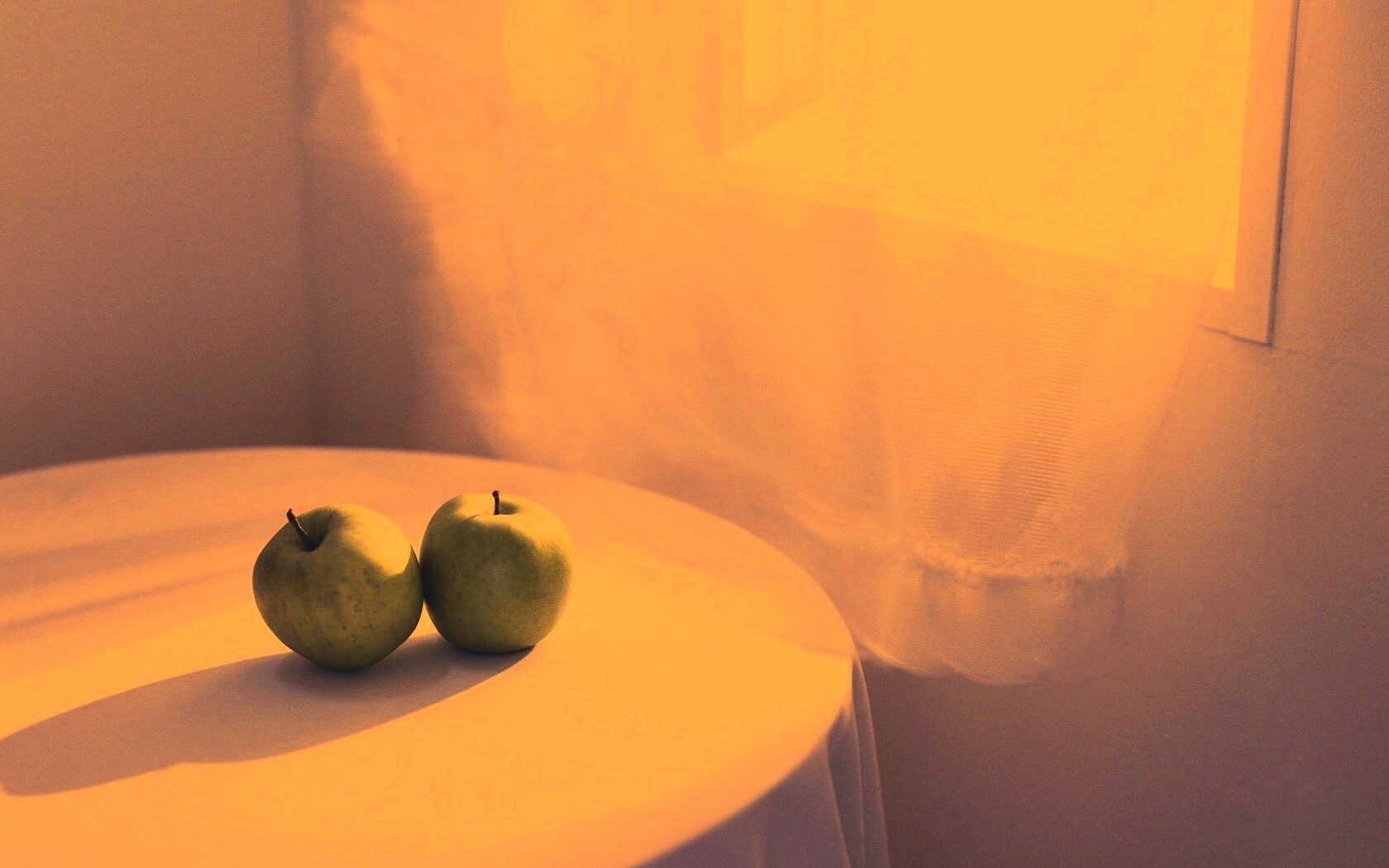 Яблоки на столе перед окном обои