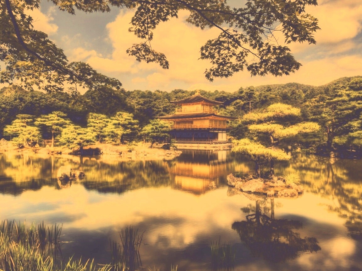 Японский домик на берегу озера обои