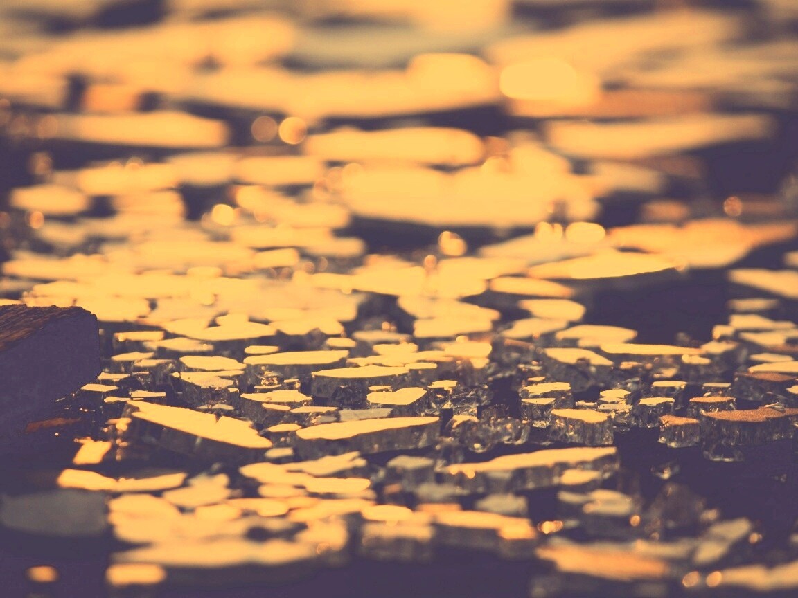 Битое стекло в лучах солнца обои