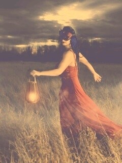 Девушка со свечей обои